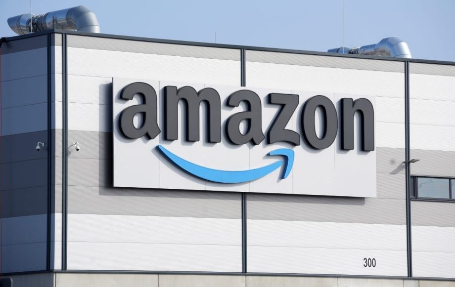 Amazon cargo plane sends up billowing cloud of smoke after overrunning runway at Miami airport AP26230751761751 e1788723929477