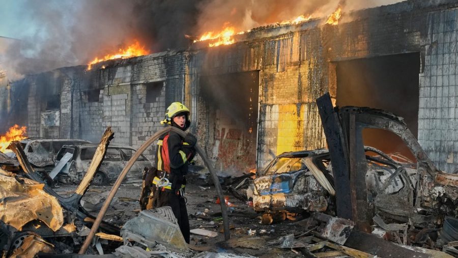 Russia resumes strikes on Kyiv after pause for US envoys’ visit AP26251230307950 e1788878004335