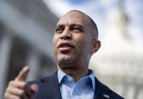 Democratic lawmakers condemn journalist after Hakeem Jeffries ‘AIPAC monkey’ remark