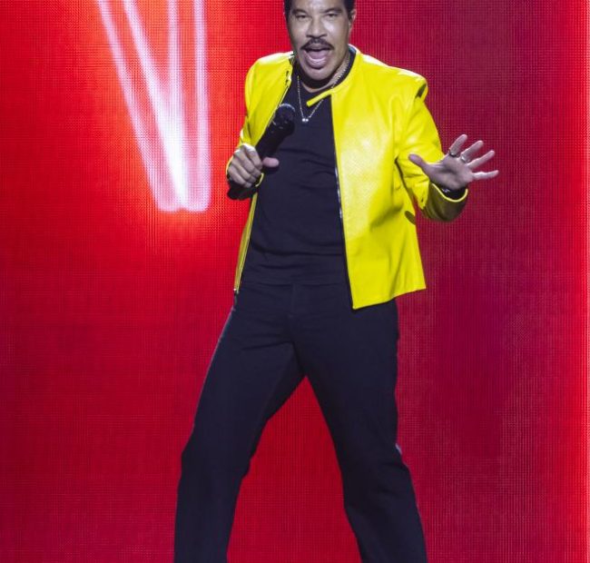 1980s pop singer Lionel Richie hospitalized in ICU after St. Louis performance