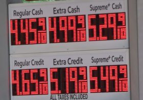 Trump meets oil refiners as gas still over $4 amid Iran war