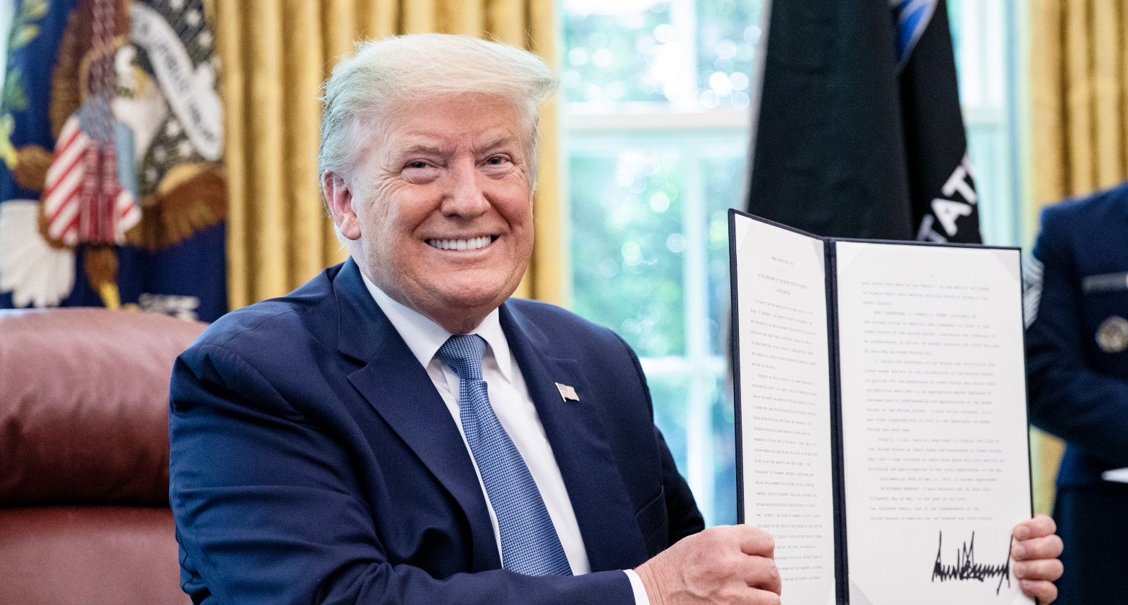 Trump Drops $5,000 Check Pledge During GOP Midterm Convention Trump Sign