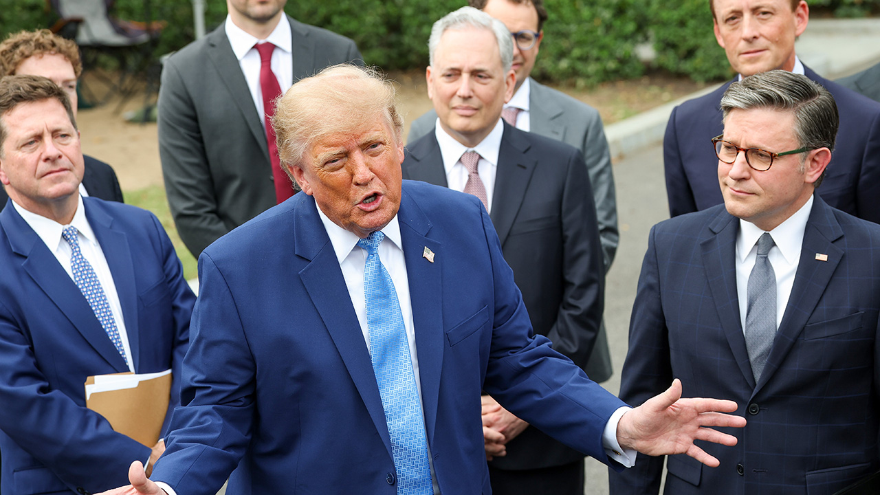 Trump Suggests 10-Person Committee to ‘Watch Over” AI a 2 1