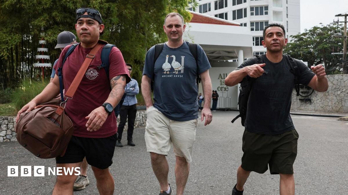 US sailors go shopping before hitting the bars in Thailand after 250-day voyage a146