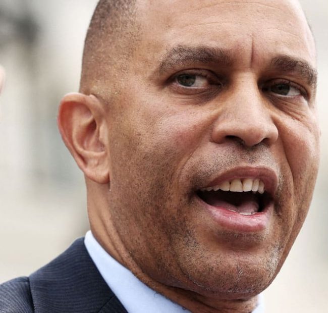 Hakeem Jeffries Blasts Fellow Democrat for Endorsing Republican in Key New York House Race