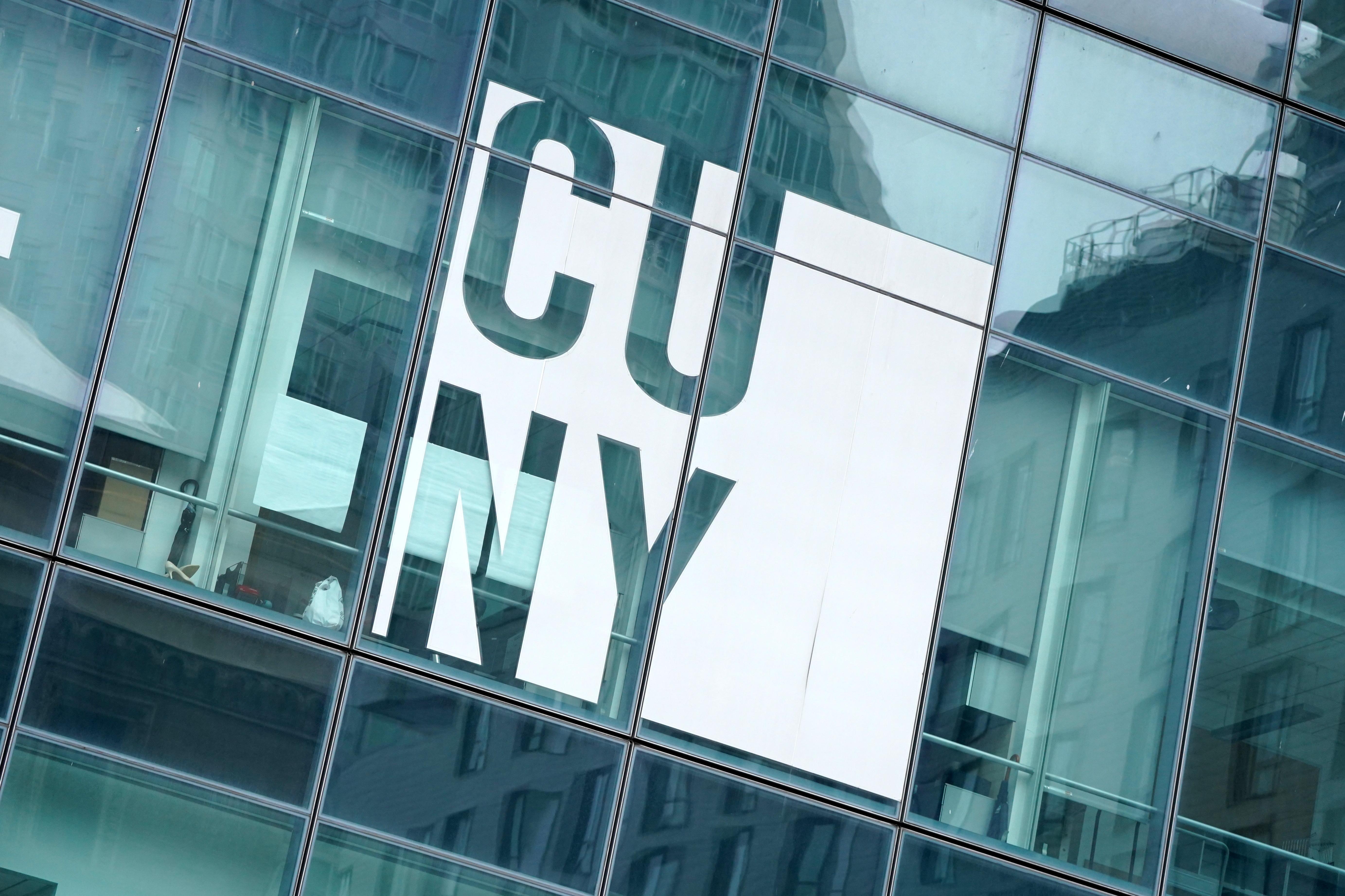 CUNY graduation rates plummet in 5-year slide: ‘It’s a two-pronged problem’ crop 41017731