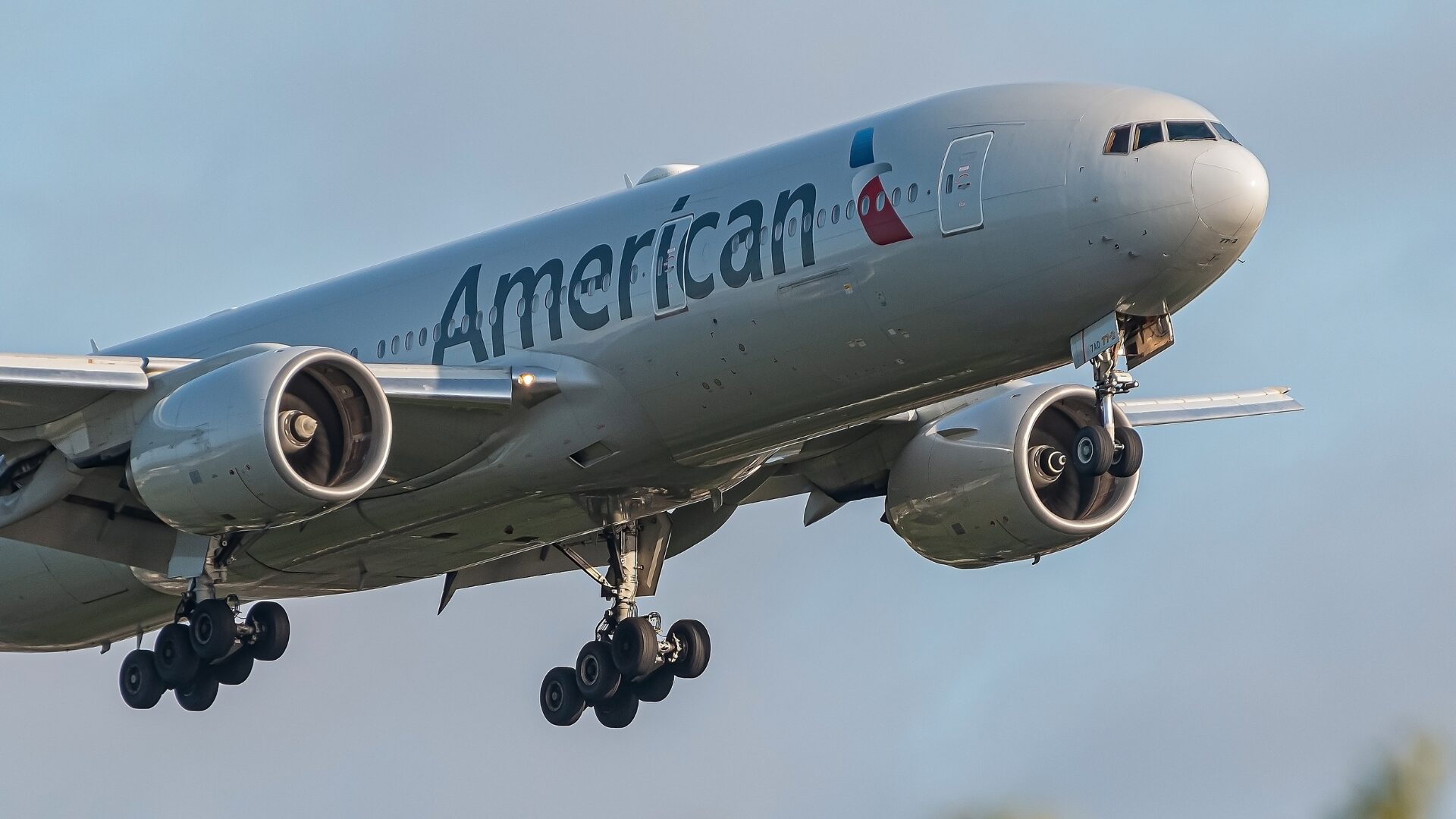 Unhinged Airline Passenger Bound to Seat After Racist Midair Rampage ezette 66be022833983