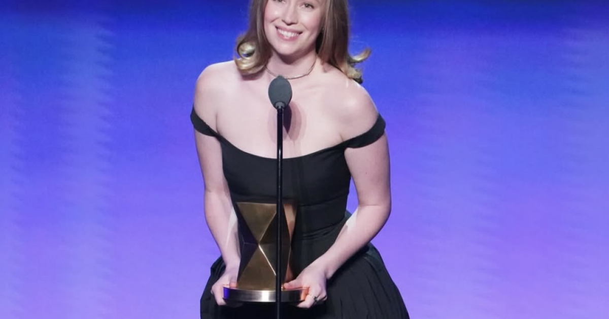 Who Is Hannah Einbinder? 'Hacks' Star Detained With Susan Sarandon at Netanyahu Protest hannah einbinder