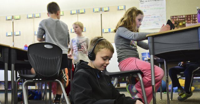 New York City Schools Bans Student AI Use Through 8th Grade, Limit Screentime in Classroom kids in classroom working on ipads 640x335 1