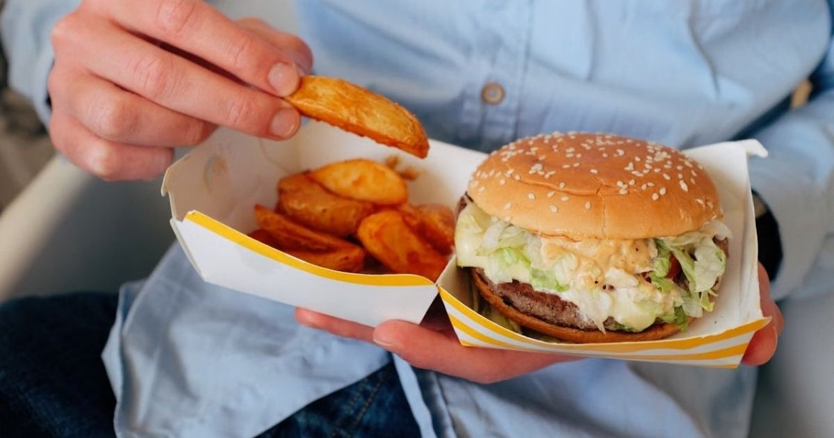 Just 3.5 Ounces of Junk Food a Day Linked to Higher Disease Risk, Study Finds oods such packaged snacks sugary drinks may be linked higher disease risks