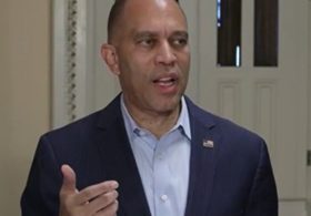 Hakeem Jeffries Flips Out After Two Democrats Join Republicans to Force Vote on Resolution Condemning Socialism