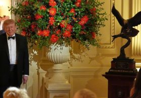 Trump gifts Xi bald eagle statue during state dinner