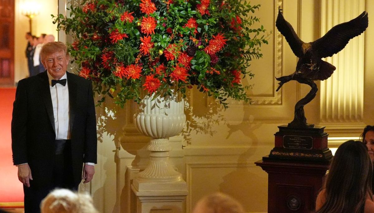Trump gifts Xi bald eagle statue during state dinner t 3