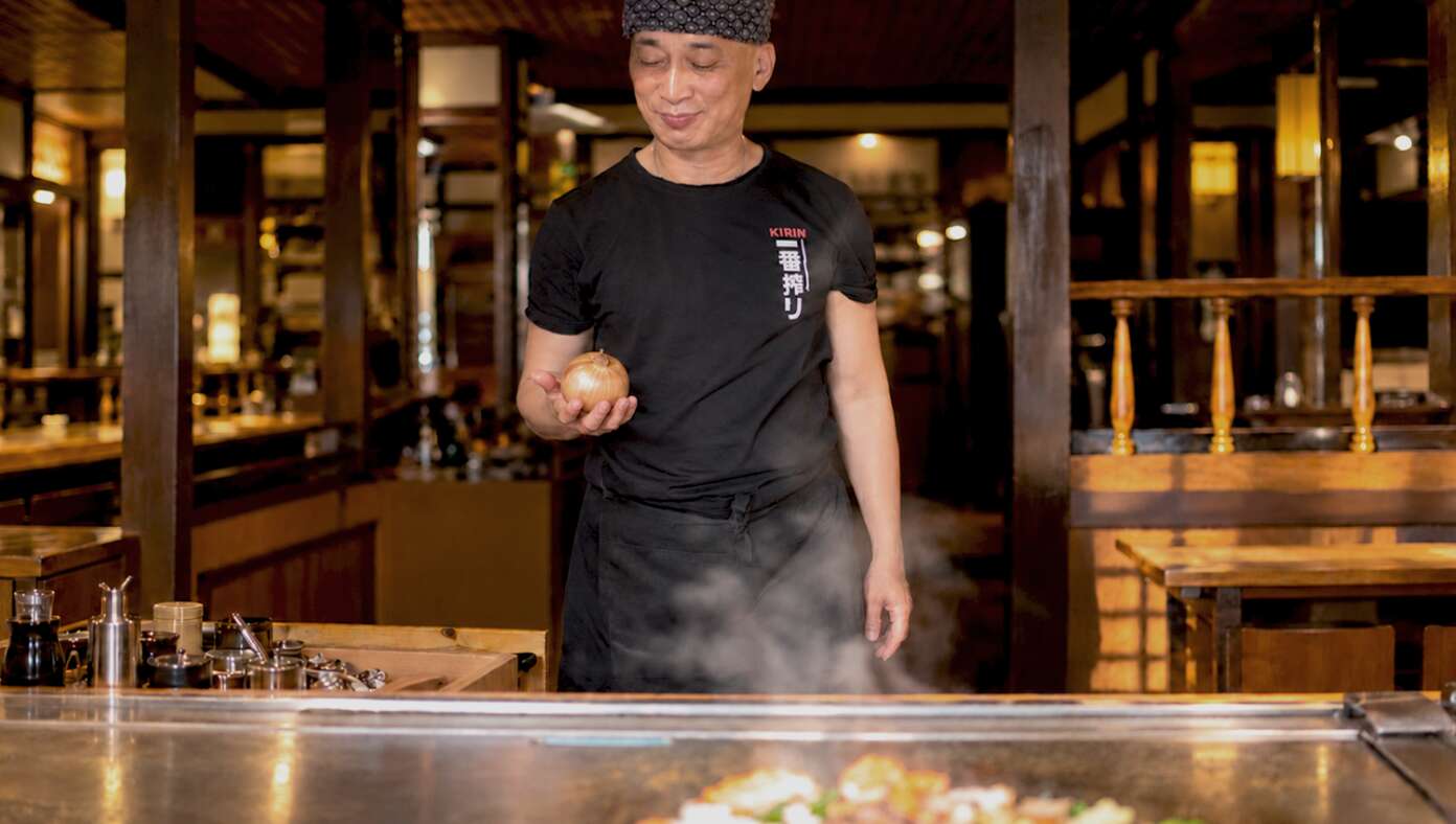 Grinning Teppanyaki Chef Clearly Has Something Clever Planned For Onion 6ac7ea839d1946ac7ea839d195