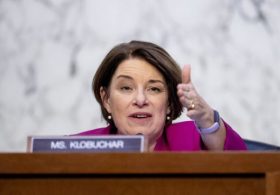 Klobuchar Holds Polling Lead in Final Week of Minnesota Governor Race