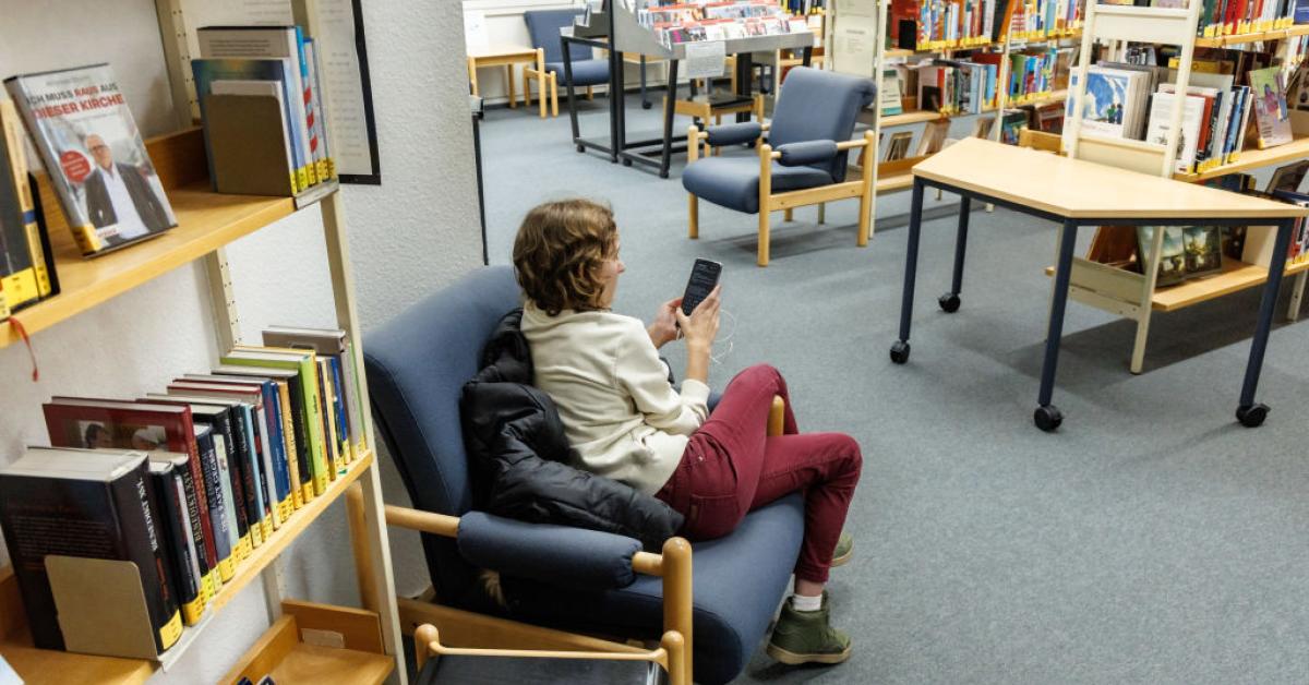 PA House approves student cell phone ban that critics say is full of holes GettyImages 1789158894