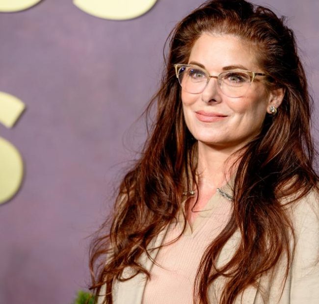 Liberal actress Debra Messing ditches Hochul for Republican candidate in bid for New York governor