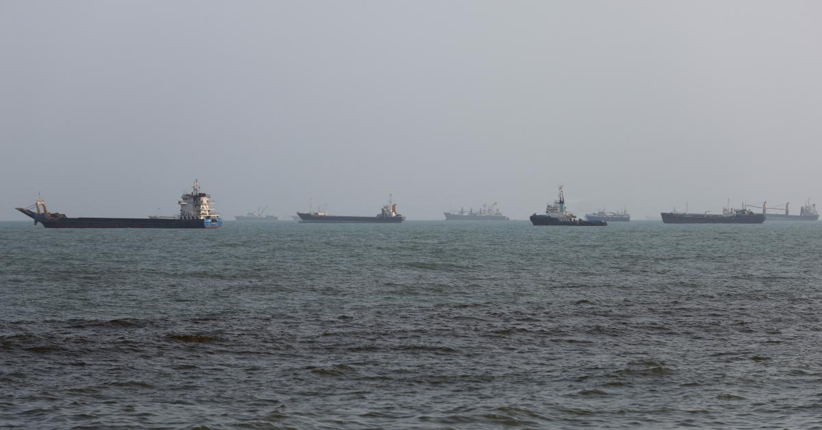 Trump bemoans Iran's efforts to keep oil prices high Hormuz 1
