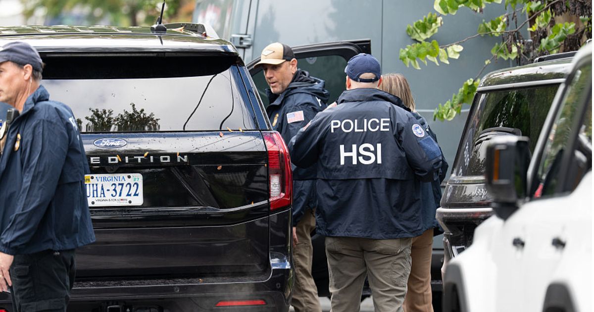 Raw Footage: Federal Agents Remove Evidence from Ilhan Omar's House Ilhan Omar raid