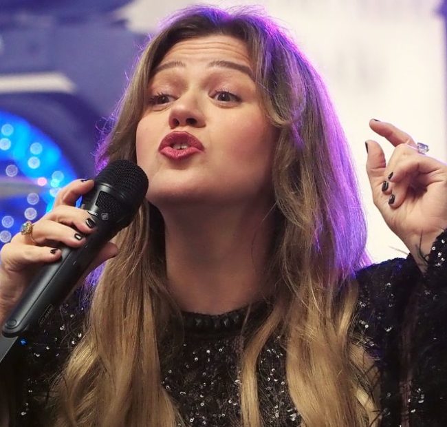 Kelly Clarkson Accused of Being a ‘Bully’ as She Wages Public War Against a Store She Says Insulted Her