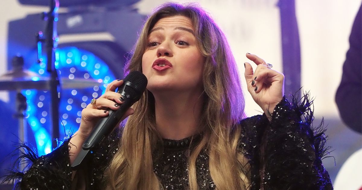 Kelly Clarkson Accused of Being a 'Bully' as She Wages Public War Against a Store She Says Insulted Her Kelly Clarkson insulted