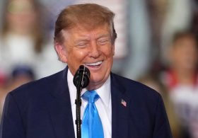 Trump trolls rally heckler with warning that his Kentucky mom would ‘slap the hell out of him’