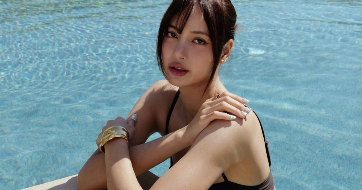 BLACKPINK Lisa Turns Heads in Louis Vuitton Look With Ruffles and Leather Mini Skirt blackpink lisa