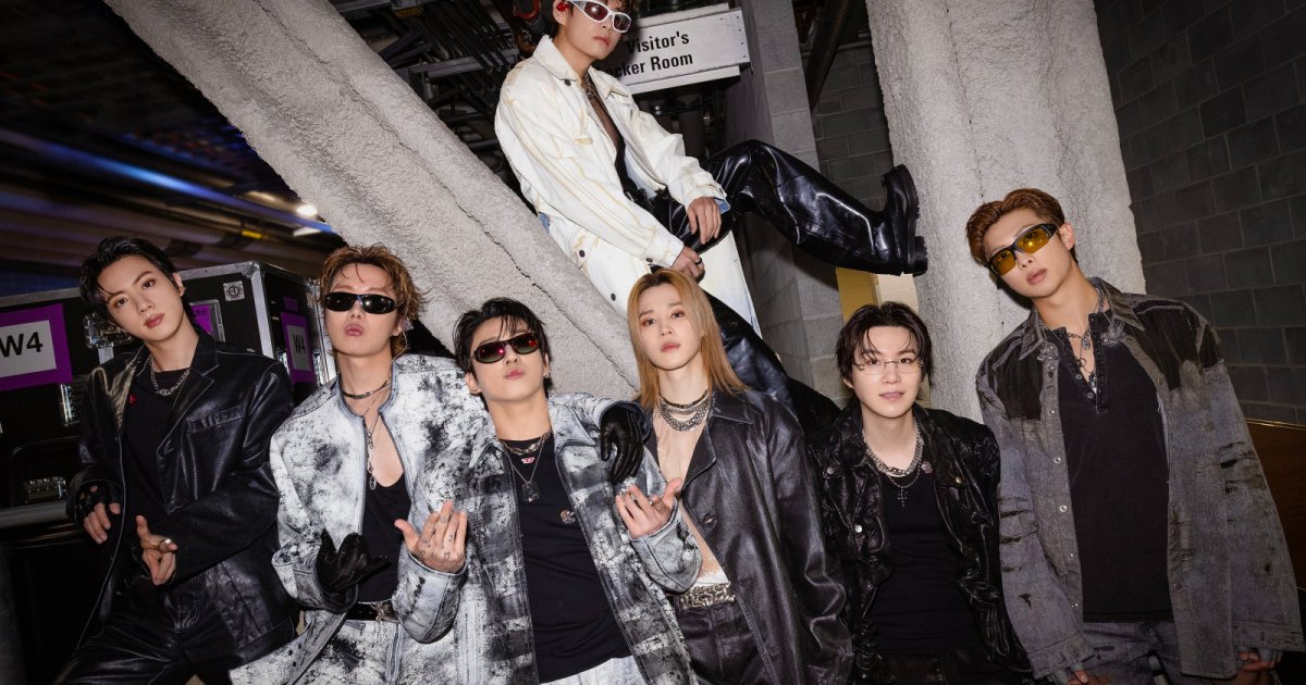 BTS Fans Raise Safety Concerns After Flying Objects Appear Near V, J-Hope and Jimin at Bogota Concert bts 2