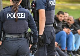 German immigration staff charged with smuggling immigrants – Bild