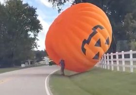 ‘It’s gonna hit us!’ Uber driver catches ‘great pumpkin escape’ on video