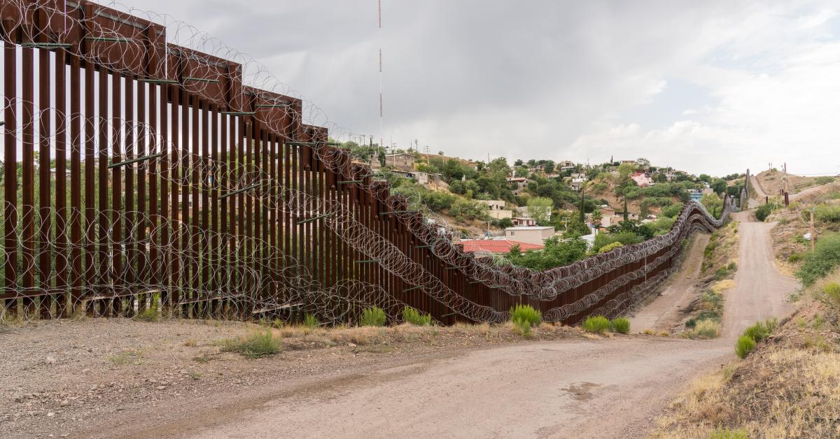 Southwest illegal border crossing reach lowest level for one year in U.S. history enceinNogalesArizonaUSA 1