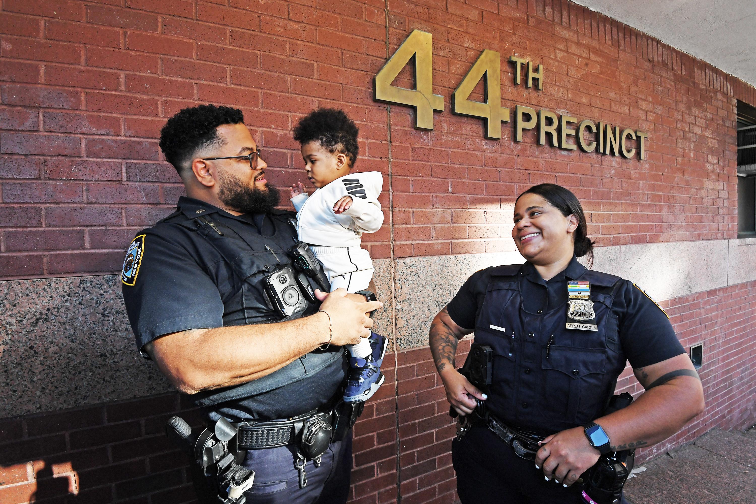 NYPD cops rush to heroically save choking infant outside Bronx apartment: ‘I wasn’t breathing either’ icers karolin abreu 143466772