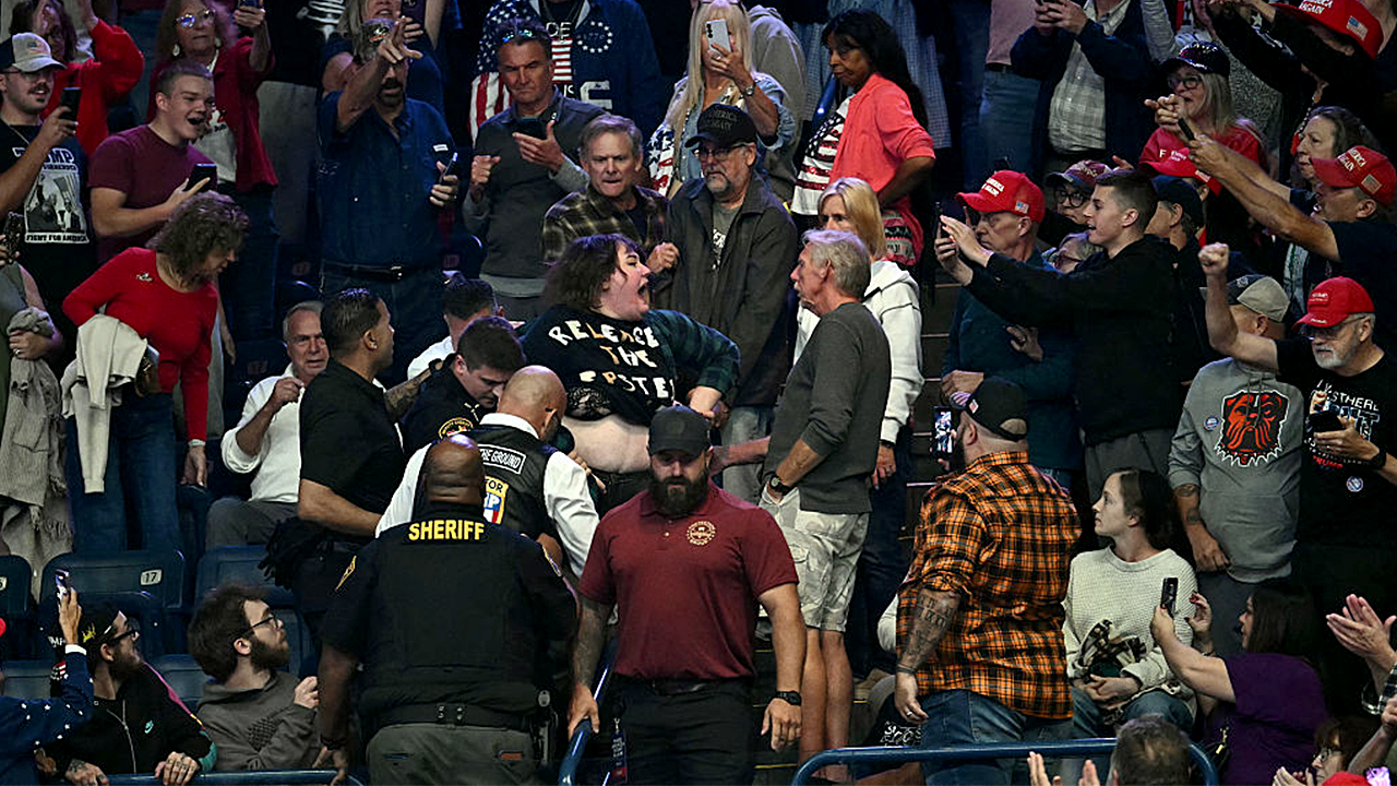 Protester punched in face by Trump supporter, mocked by president at Ohio rally: 'Gotta go on a diet' ight 001