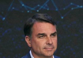 Rumors Claim Flavio Bolsonaro Refused to Hand Over Passports and Fled Brazil