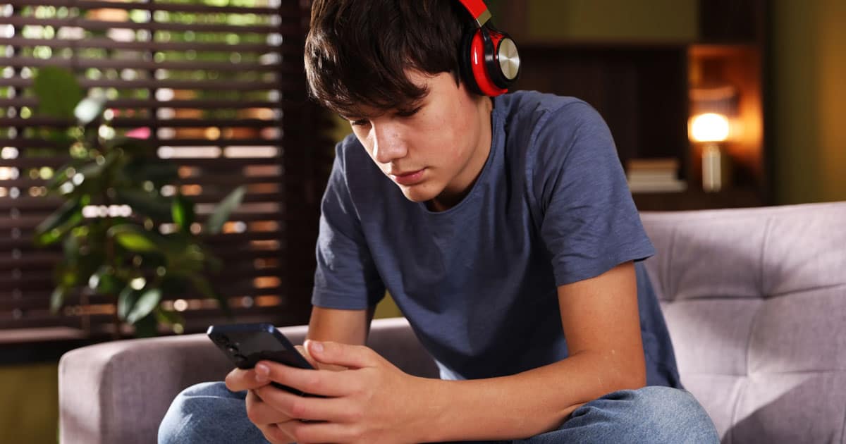 UK Police Arrest 15-Year-Old Boy for Mocking Politician’s Clothes on Social Media teen boy phone social media posts