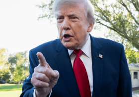 Trump calls reporters “dummy” and “stupid” in latest media clashes