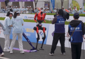 Chinese robot smashes human world half-marathon record (VIDEO)