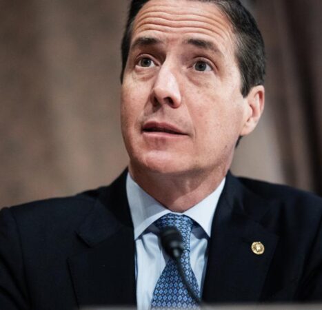 Moreno moves to ban lawmakers from betting markets