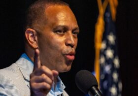 Hakeem Jeffries Comes Unglued After Karoline Leavitt Exposed Democrats with Their Own Words