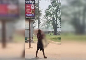 Images of Indian man carrying remains of his sister to bank spark outrage (VIDEO)