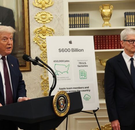 Trump Recounts Helping Out ‘Incomparable’ Tim Cook as Longtime Apple CEO Steps Down