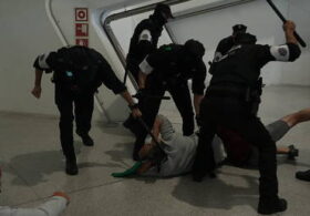 Spanish police clash with Gaza flotilla supporters (VIDEO)