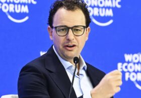 Anthropic Calls for Global AI Development Pause, Warns Humans Are Losing Control of Technology