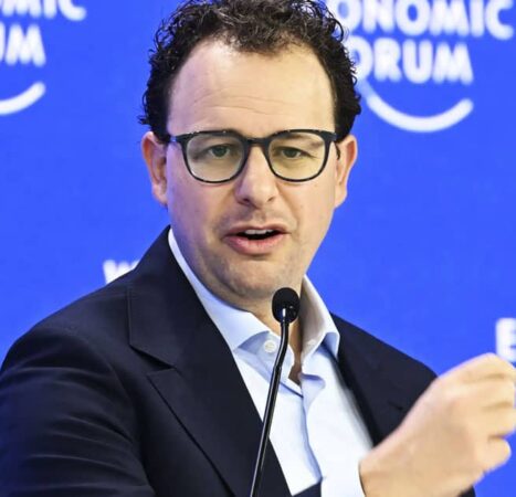 Anthropic Calls for Global AI Development Pause, Warns Humans Are Losing Control of Technology