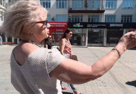 Russians react to being addressed in Ukrainian (VIDEO)