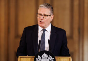 UK PM Starmer Refuses to Rule Out Rejoining the EU.
