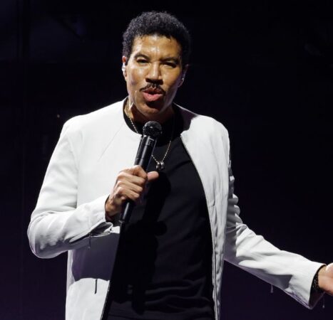 Watch: Lionel Richie Forced to Cancel Concert After Struggling to Stay on His Feet Onstage