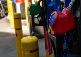 Video Appears To Show Man Attempting To Kidnap Child. Mom Fights Him Off With Gas Pump