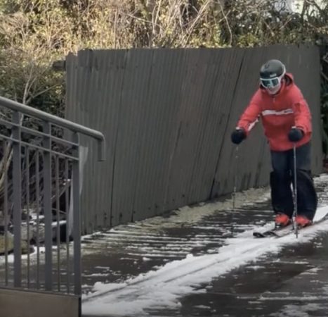 Kiwis ski on city streets amid Antarctic blast  (VIDEO)