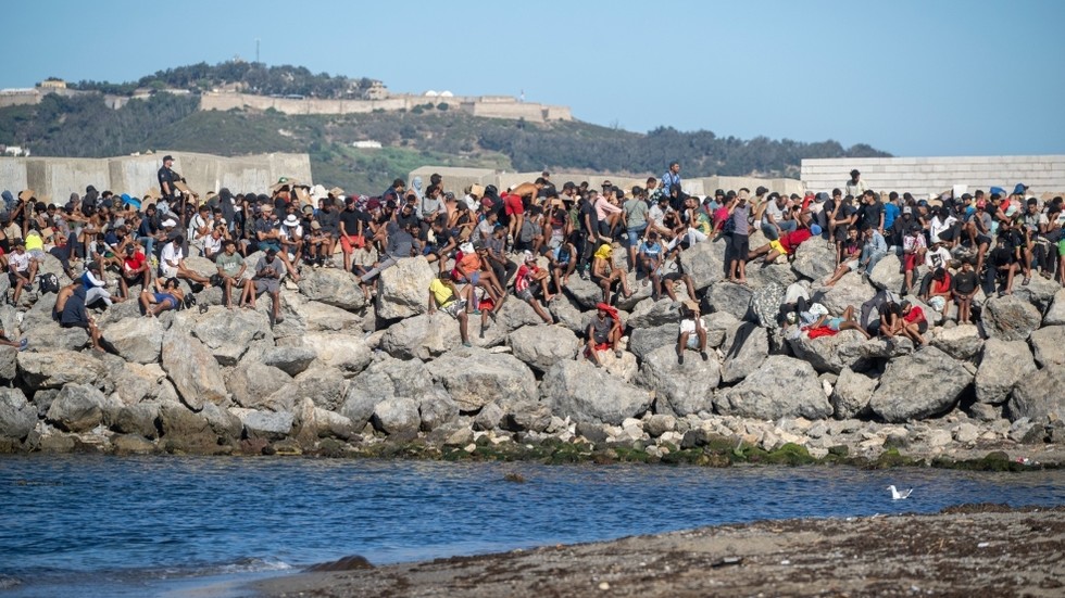 Spanish region demands answers after migrants land on crowded beach (VIDEOS) 540361a1212ec